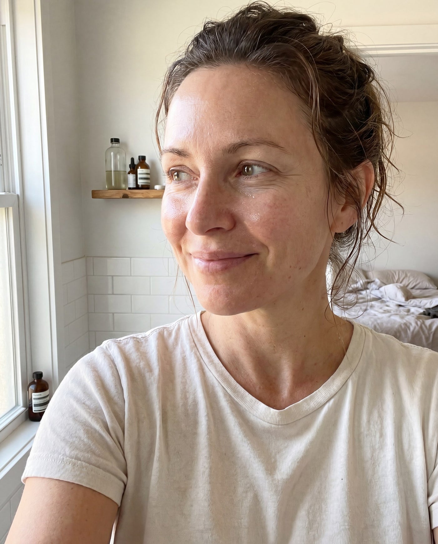 Portrait femme 45 ans, peau réelle, lumière douce