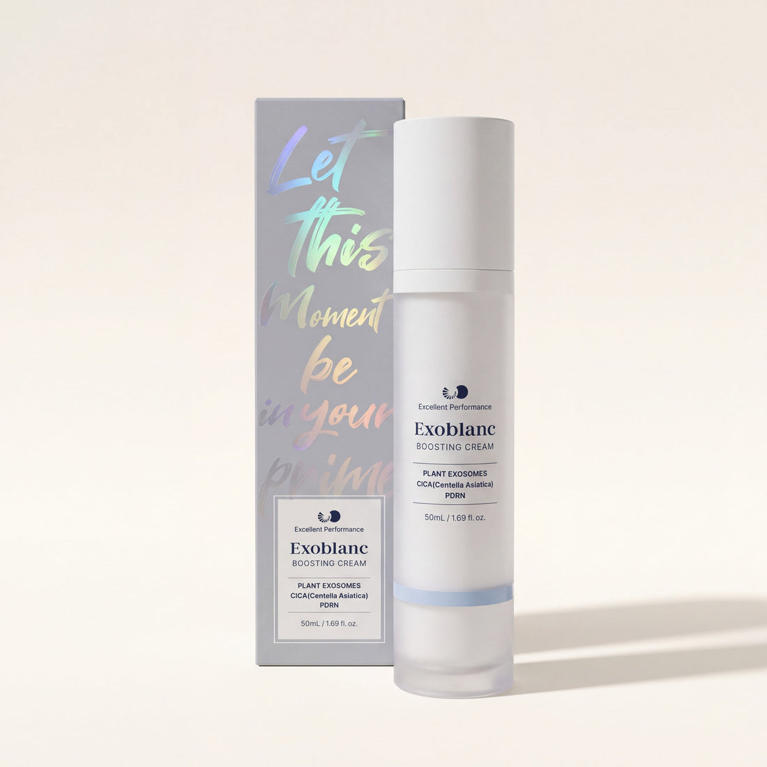 Crème Cica et Céramides ExoBlanc, flacon airless 50 ml et son étui, sur fond ivoire