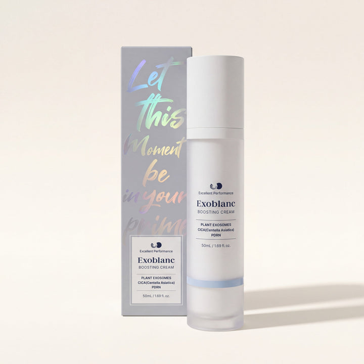 Crème Cica et Céramides ExoBlanc, flacon airless 50 ml et son étui, sur fond ivoire