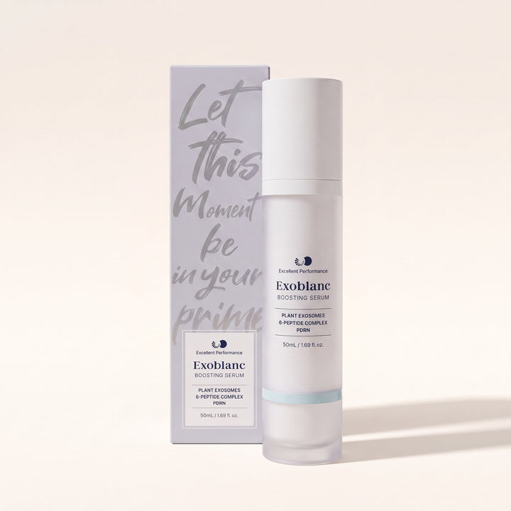 Sérum Multi-Peptides ExoBlanc, flacon airless 50 ml et son étui, sur fond ivoire