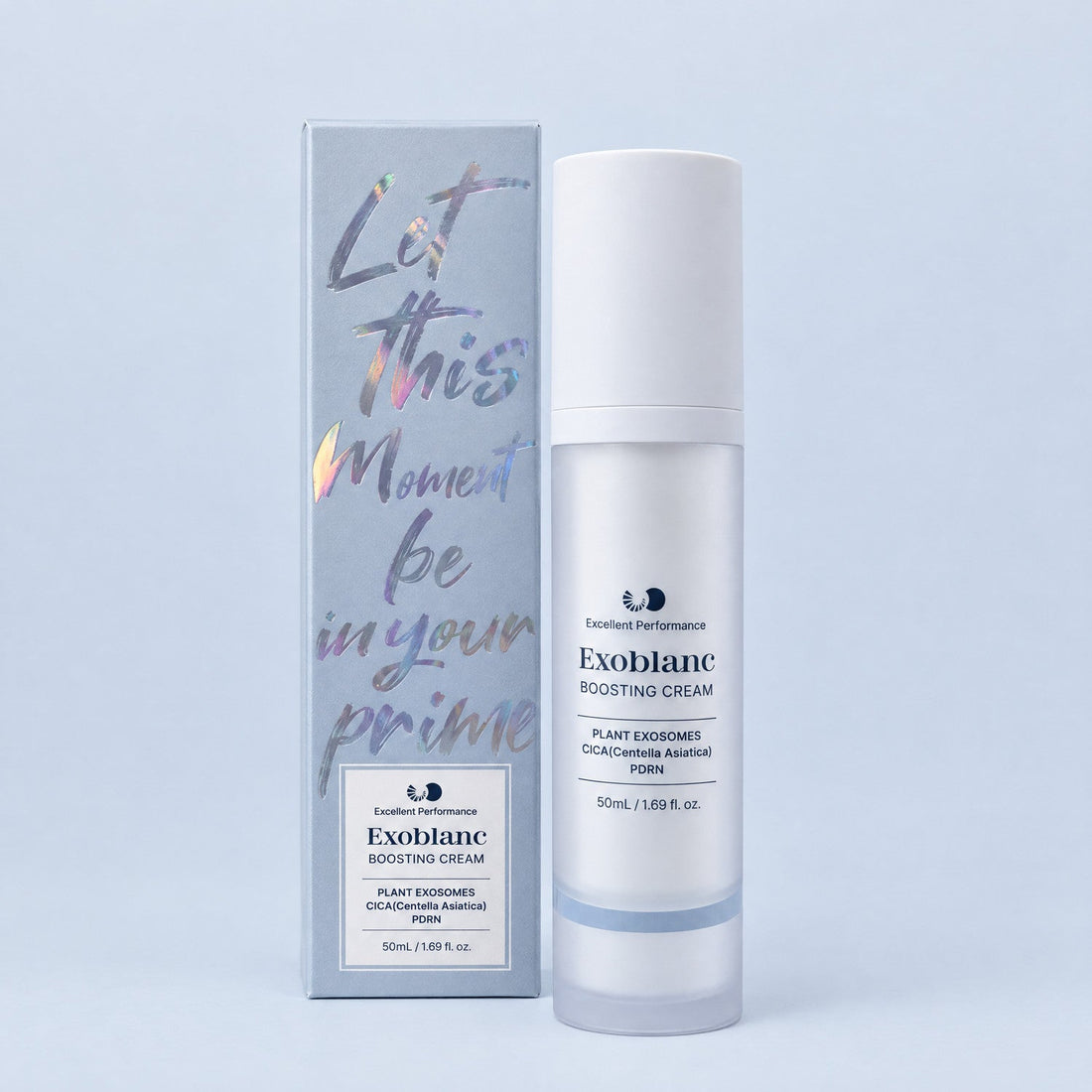 Crème Cica et Céramides ExoBlanc avec son étui, packshot studio sur fond bleu-gris clair
