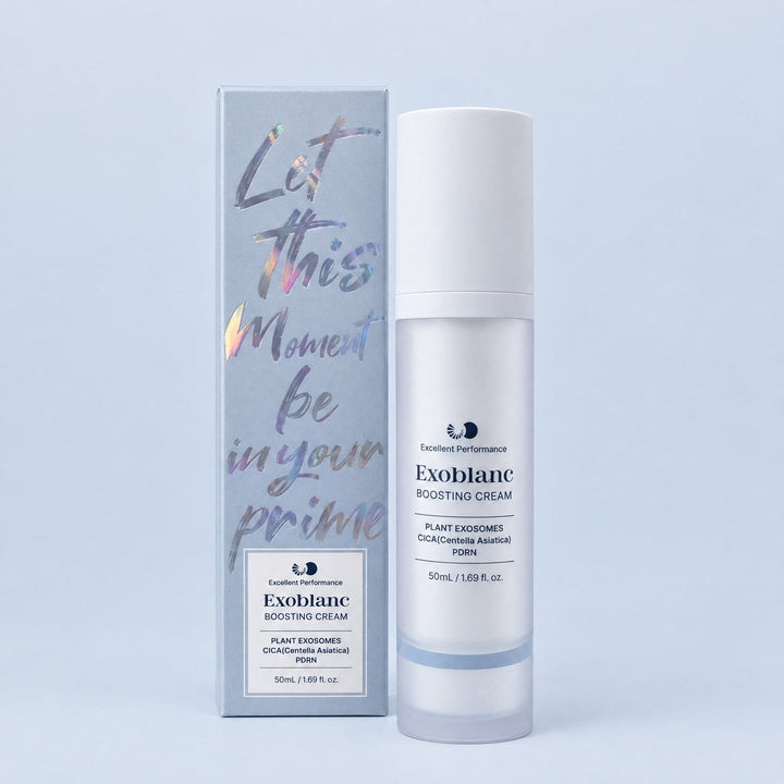 Crème Cica et Céramides ExoBlanc avec son étui, packshot studio sur fond bleu-gris clair