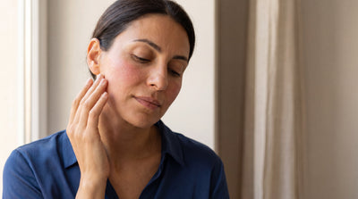 Femme apaisant sa peau après un microneedling à domicile — récupération douce, peau réaliste