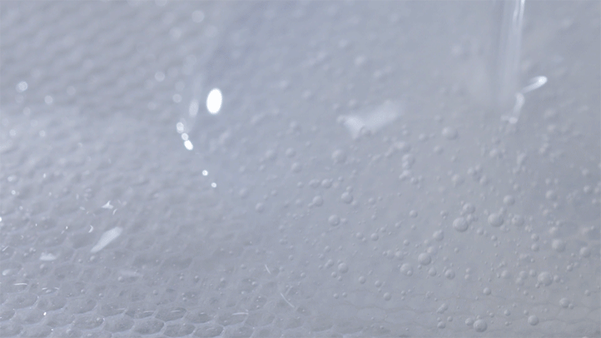 Sérum riche et généreux imprégnant le masque