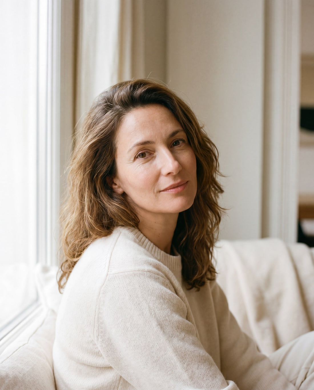 Femme 44-48 ans, peau réelle, lumière domestique, sereine