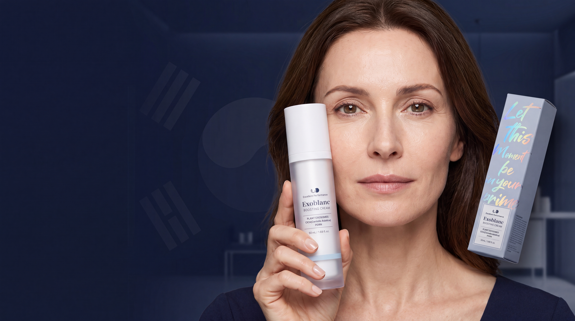 Femme au teint lumineux tenant la crème coréenne ExoBlanc Boosting Cream — exosomes, Cica, PDRN

