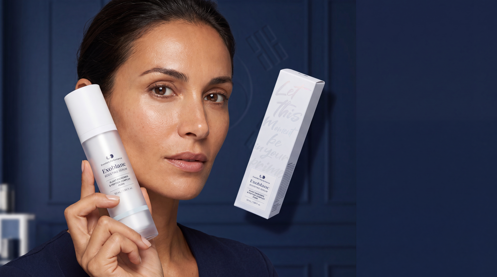 Femme tenant le sérum coréen ExoBlanc Boosting Serum — PDRN, 6 peptides, exosomes — teint éclatant