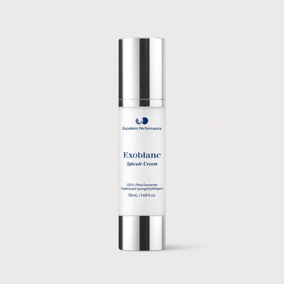 Flacon airless Crème Exfoliante aux Spicules & Cica ExoBlanc 50 ml, bouchon et base chromés, fond clair