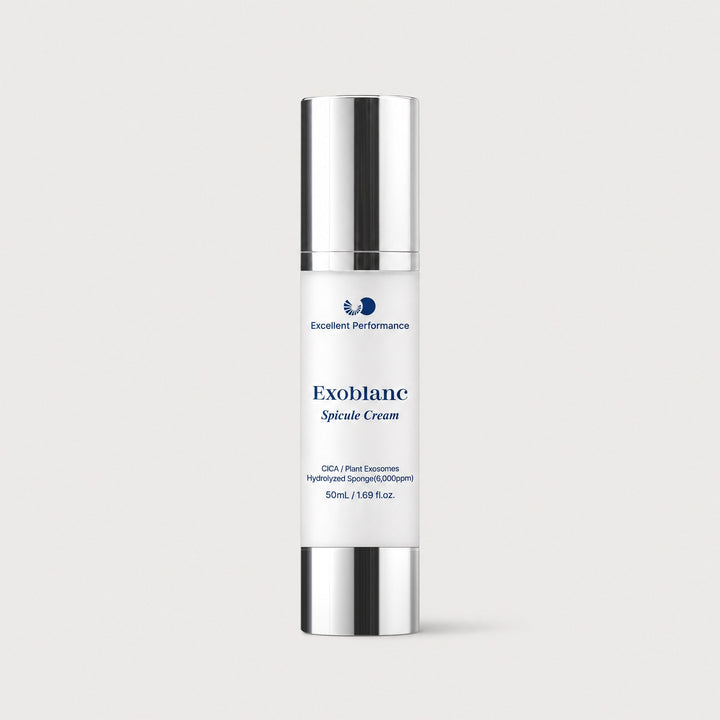 Flacon airless Crème Exfoliante aux Spicules & Cica ExoBlanc 50 ml, bouchon et base chromés, fond clair