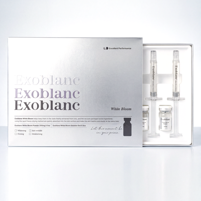 Coffret White Bloom ExoBlanc et ses flacons, packshot studio sur fond perle