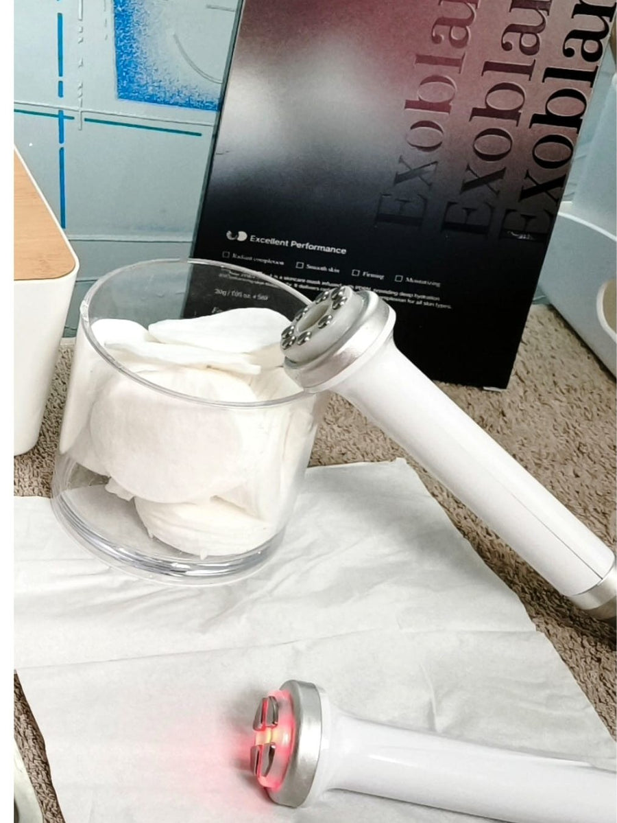 Le plateau de travail de l'institut : deux pièces à main, dont une LED allumée, un bocal de cotons et une boîte de masques Exoblanc