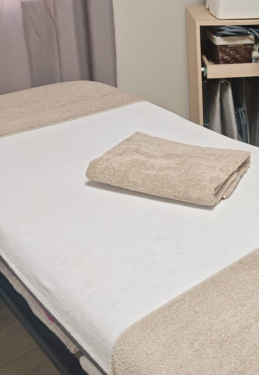 La table de soin de l'institut, drap et serviette pliée