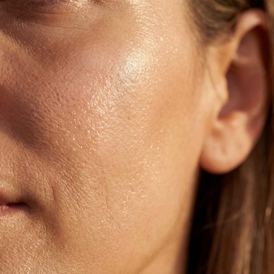 Gros plan peau glass skin effet rosée après masque collagène ExoBlanc