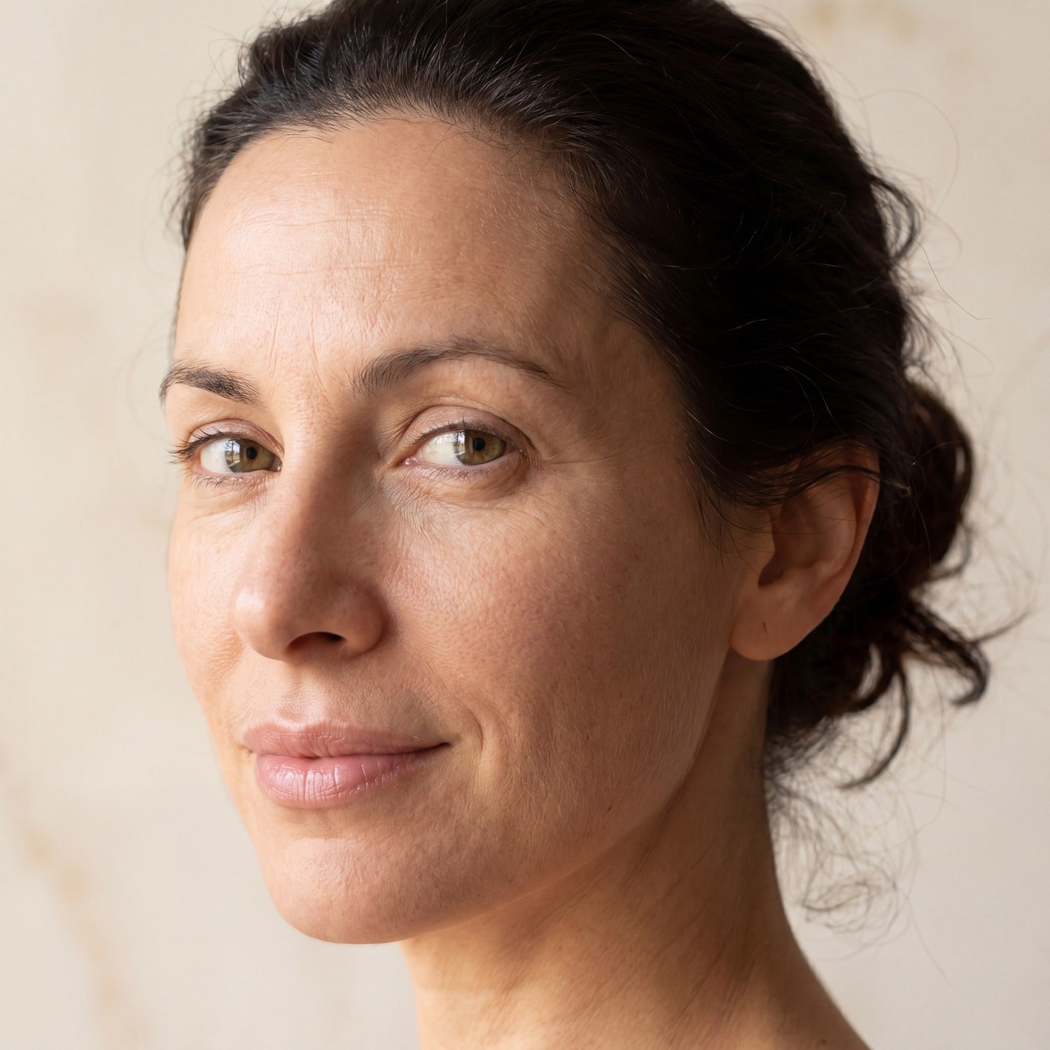 Femme 45 ans peau réelle naturelle — diagnostic ExoBlanc multi-produits