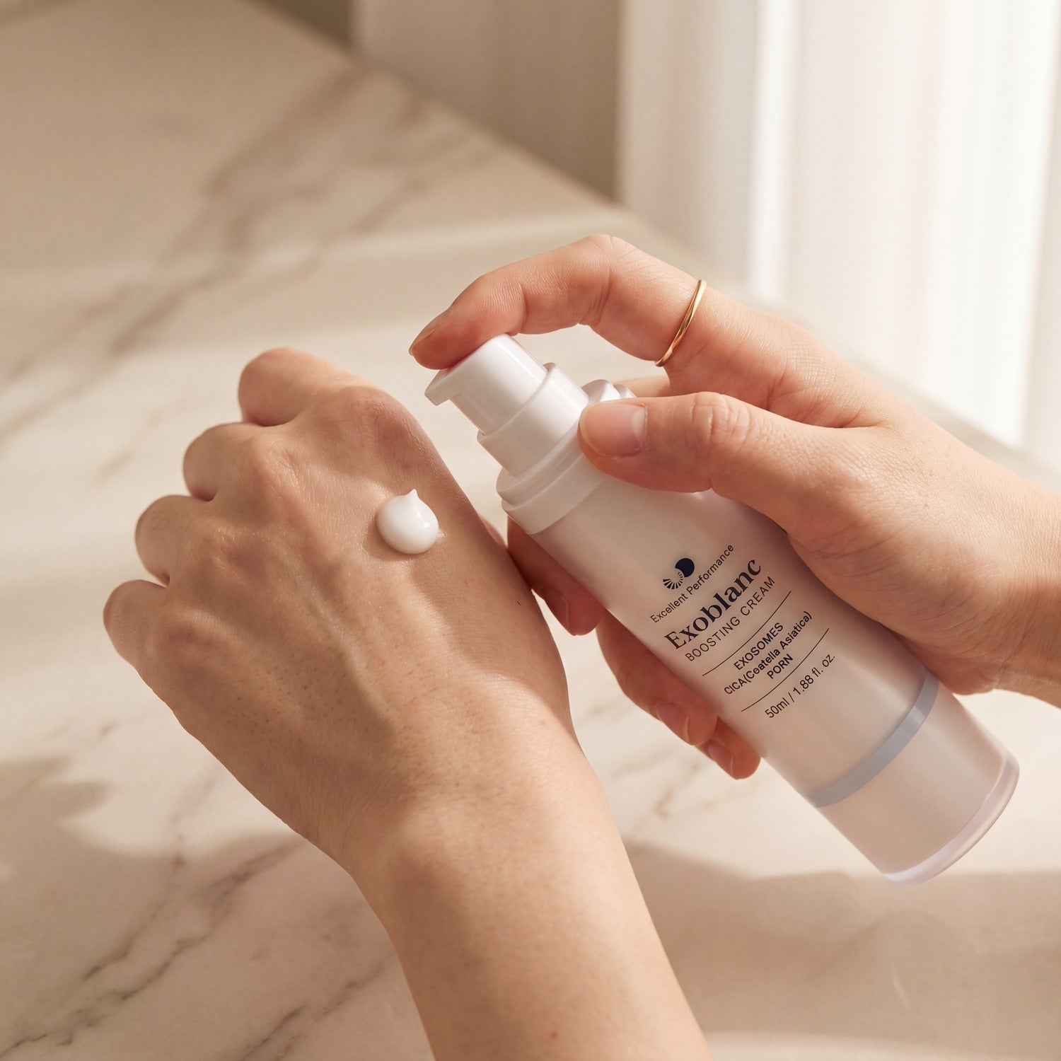 Crème Nutritive Éclat ExoBlanc exosomes Centella — le geste enveloppant